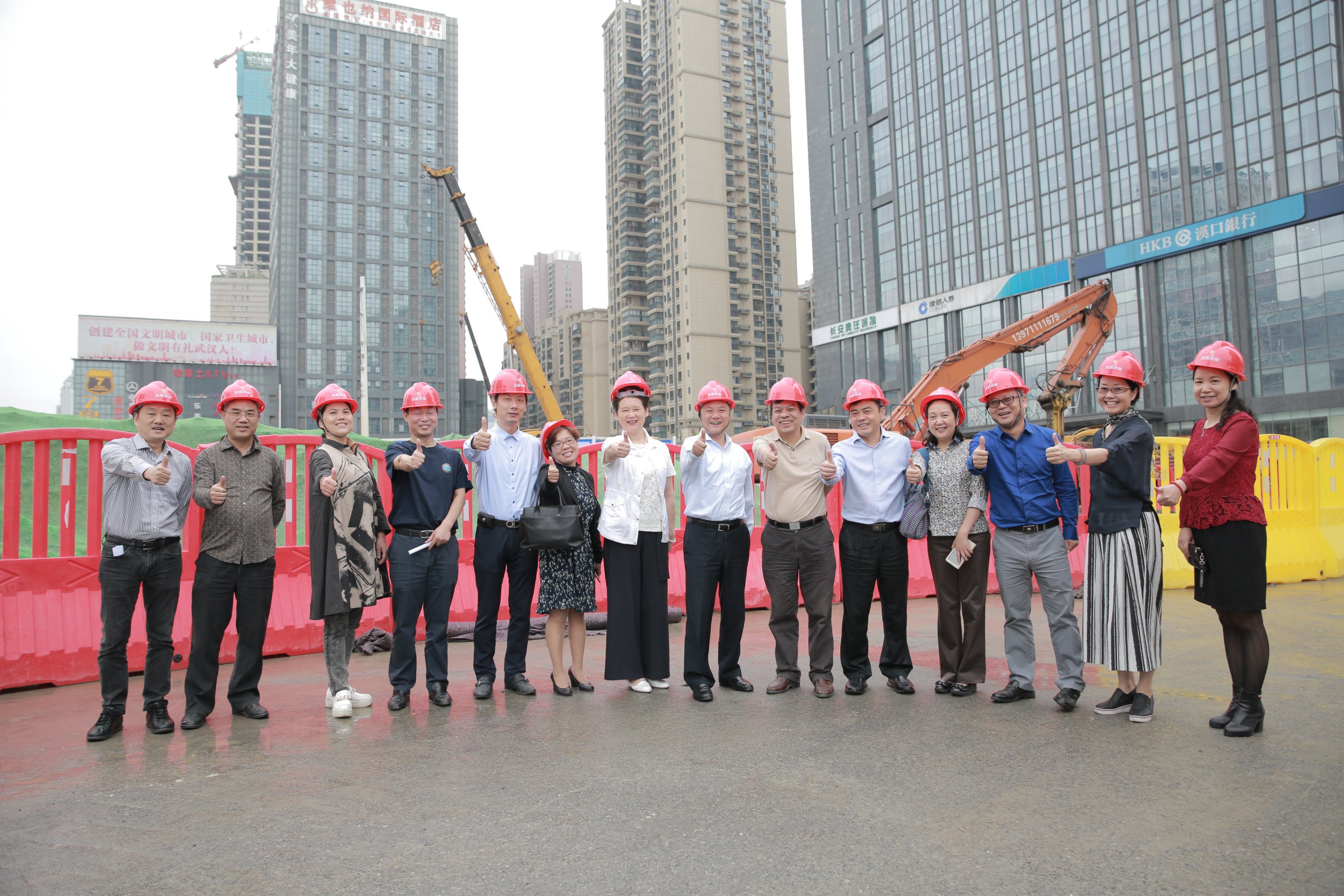 代表们在宝丰路硚口路快速化改造工程合影_副本_副本.jpg