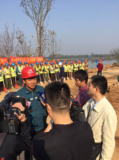东湖绿道二期建设者 积极学习贯彻十九大精神2_副本.jpg